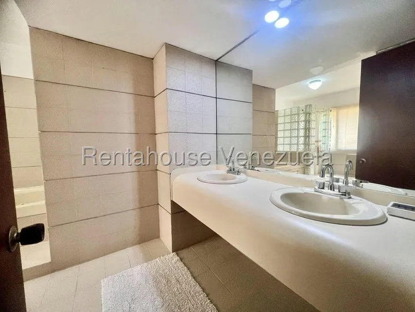 Apartamento (1 Nivel) en Alquiler en Los Dos Caminos, Distrito Metropolitano - 24