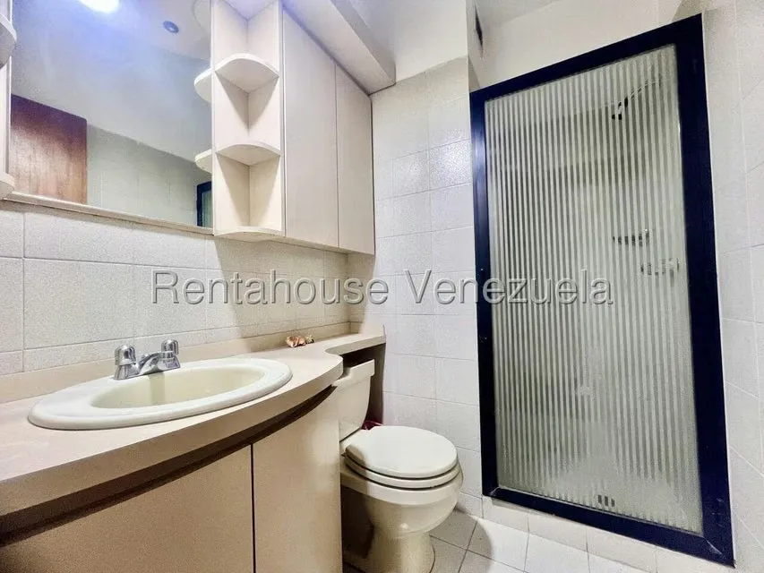 Apartamento (1 Nivel) en Alquiler en Los Dos Caminos, Distrito Metropolitano - 29