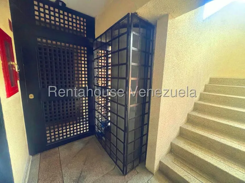 Apartamento (1 Nivel) en Alquiler en Los Dos Caminos, Distrito Metropolitano - 4