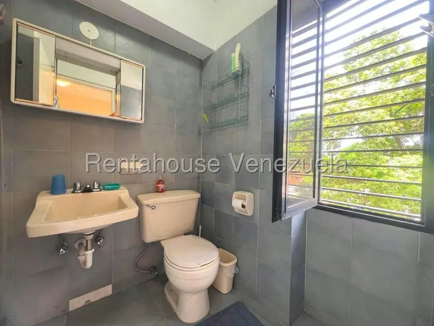 Apartamento (1 Nivel) en Alquiler en Los Dos Caminos, Distrito Metropolitano - 34