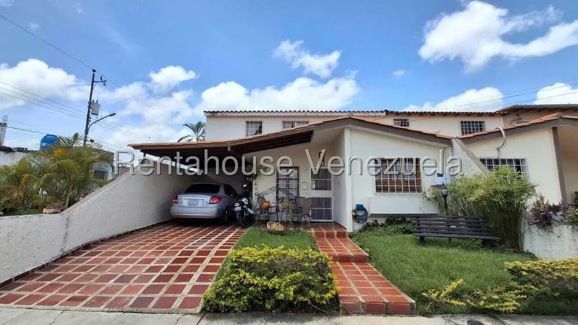 Casa (1 Nivel) en Venta en Prados del Golf, Lara - 28