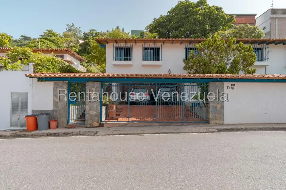 Casa (Multipes Niveles) en Venta en Prados del Este, Distrito Metropolitano