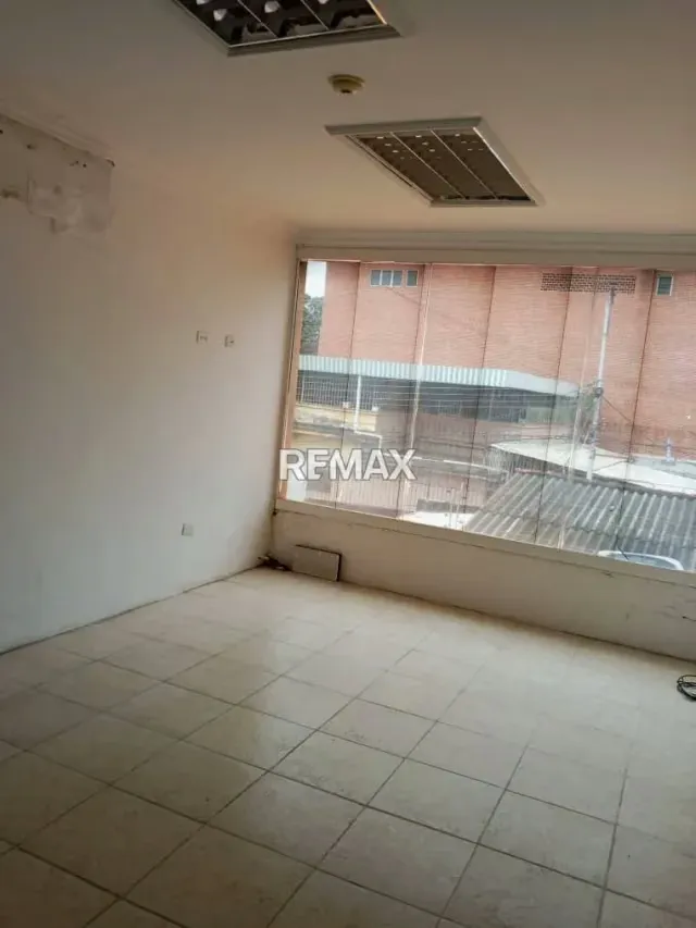 Local comercial en alquiler galerias de Charallave - 3