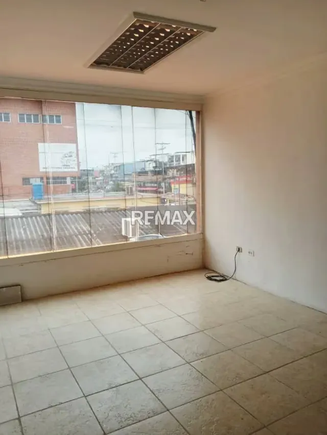 Local comercial en alquiler galerias de Charallave - 4