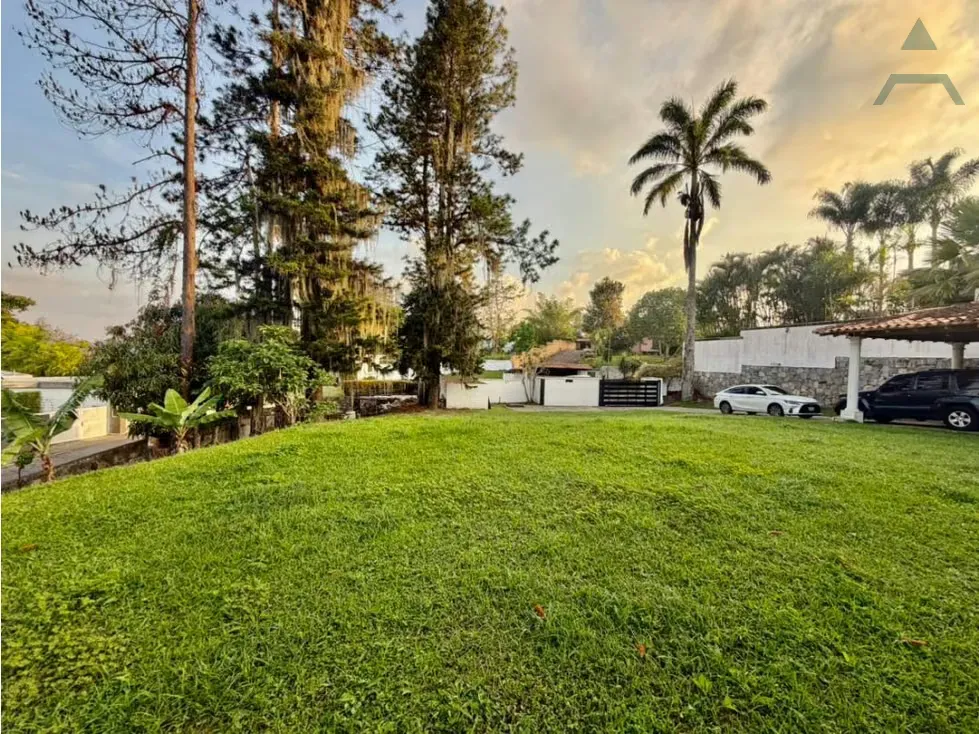 Se Alquila Casa 2200m² 4h/6b/20p La Lagunita - 2