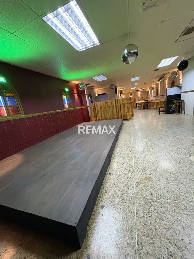 En Alquiler Local Comercial en la Urbina - 3