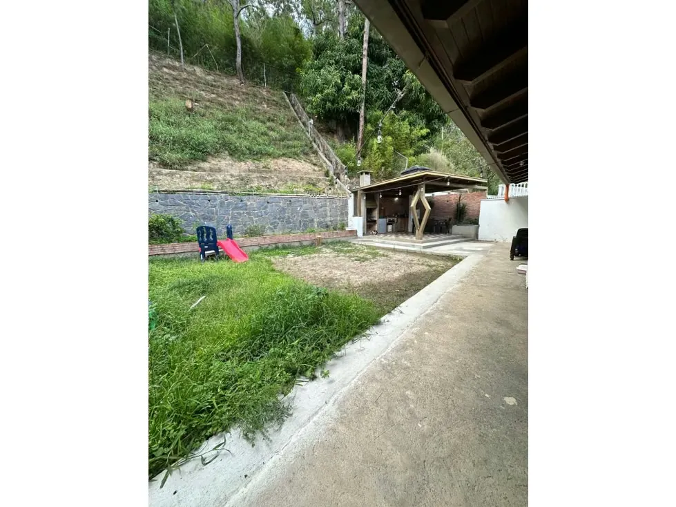 Vendo casa en calle cerrada 309m2 Lomas de Prados del Este 9015 - 13