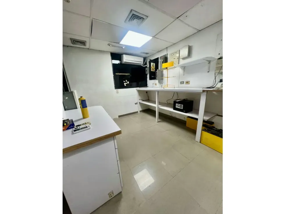 Se alquila local a pie de calle 198m2 Clnas de Bello Monte 7606 - 7