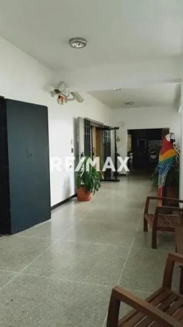 Alquiler Oficina 248 m2 completa o por áreas La Trinidad Caracas