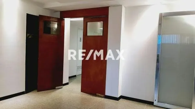 Alquiler Oficina 248 m2 completa o por áreas La Trinidad Caracas - 2