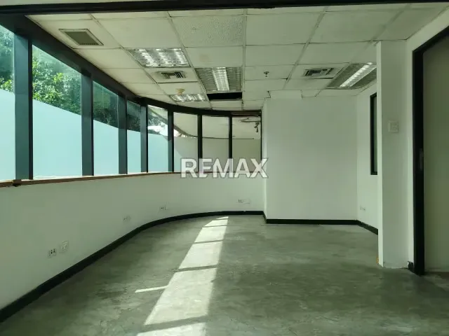 Amplio y Estratégico LOCAL 380m2 en dos niveles. La Urbina - 18