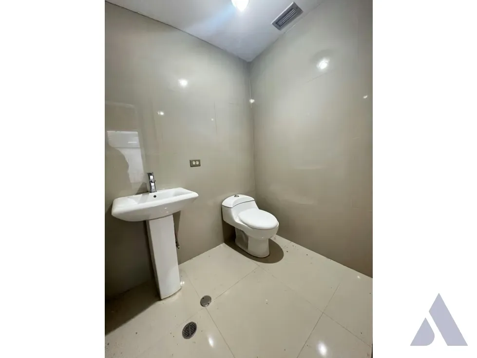 Vendo/alquiler local comercial 73m2 CC Xpress Macaracuay 3255 - 7