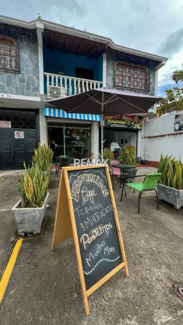Mobiliario para cafetería en venta Ubicado en la Av. Principal de Pirineos más arriba del Don Bosco