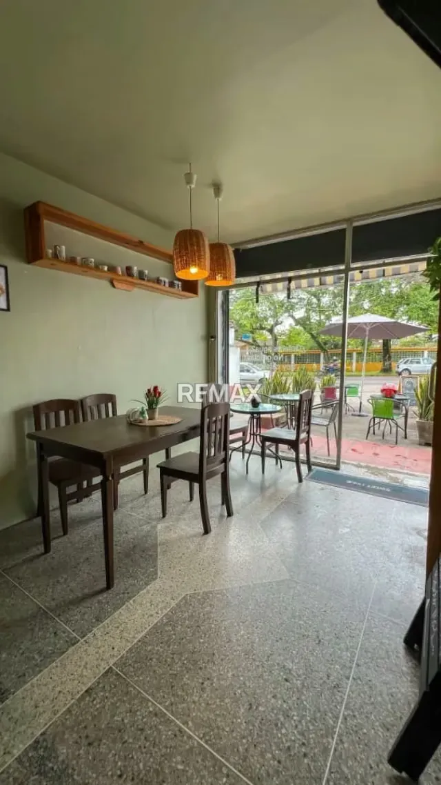 Mobiliario para cafetería en venta Ubicado en la Av. Principal de Pirineos más arriba del Don Bosco - 6