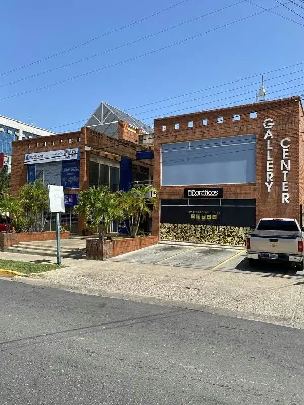 LOCAL COMERCIAL EN ALQUILER LECHERIA CC GALERY CENTER