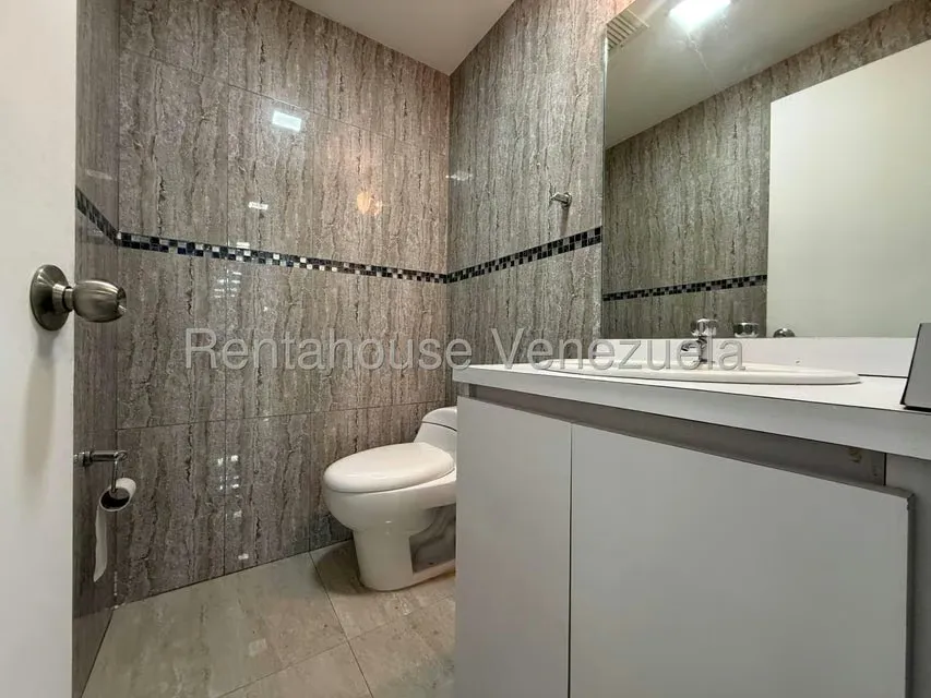 Local Comercial en Alquiler en Los Palos Grandes, Distrito Metropolitano - 25
