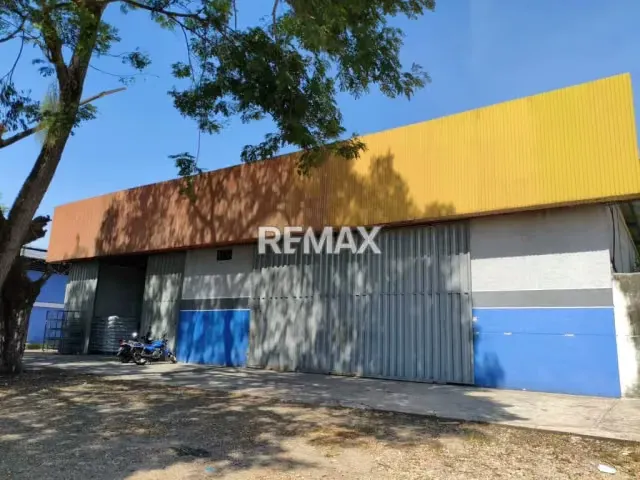 Se alquila amplio galpón comercial ubicado estratégicamente sobre la avenida principal del Aeropuerto - 4