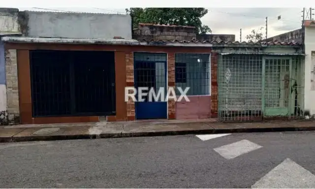 Se ofrece en Venta casa con potencial comercial, ubicada en la calle Barreto sector centro, a pocos metros de la Plaza Piar.