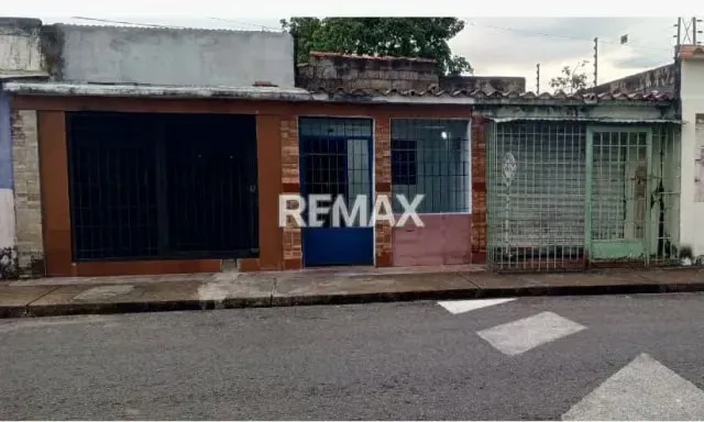 Se ofrece en Venta casa con potencial comercial, ubicada en la calle Barreto sector centro, a pocos metros de la Plaza Piar.