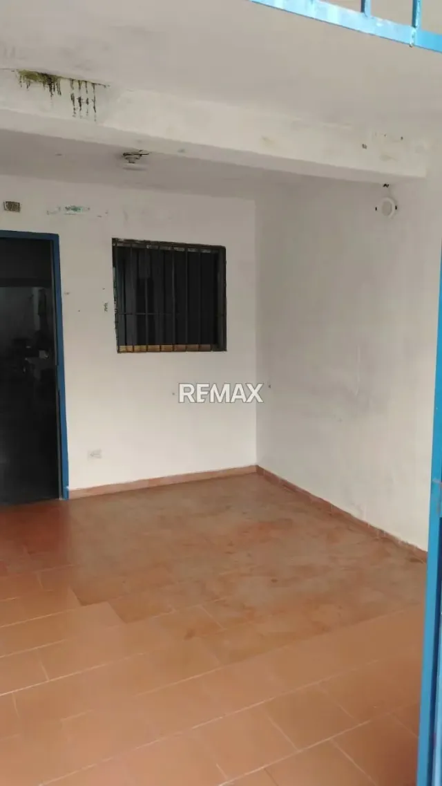 Se ofrece en Venta casa con potencial comercial, ubicada en la calle Barreto sector centro, a pocos metros de la Plaza Piar. - 3