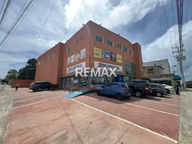 EN VENTA LOCAL COMERCIAL EN PORLAMAR, CENTRO EMPRESARIAL SAN RAFAEL