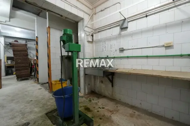 Edificio Industrial y Fondo de Comercio en Venta - 12