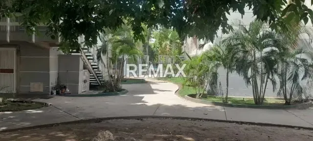 APARTAMENTO DÚPLEX EN VENTA IDEAL PARA MODERNIZAR COMPLEJO TURÍSTICO EL MORRO RES. DORAL BEACH PTO. LA CRUZ VENEZUELA - 2