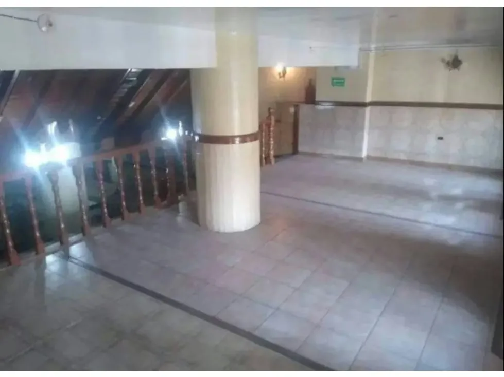 Se Vende Local Comercial a pie de calle en la Av Andres Bello - 5