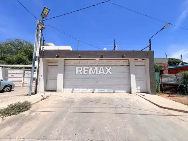 Casa actualizada y construcción en gris en venta en la Urbanización Coromoto, Zona D, San Francisco