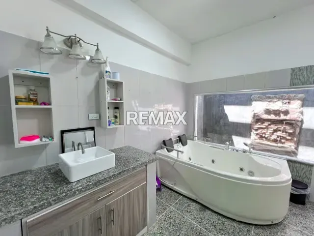 Casa actualizada y construcción en gris en venta en la Urbanización Coromoto, Zona D, San Francisco - 11