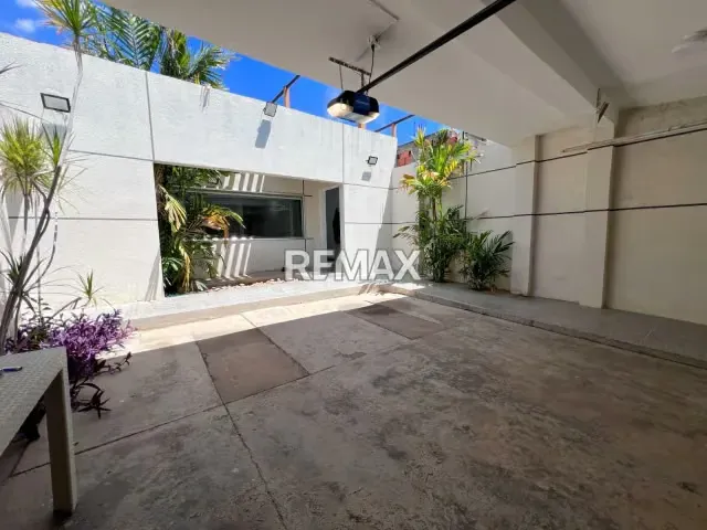 Casa actualizada y construcción en gris en venta en la Urbanización Coromoto, Zona D, San Francisco - 16