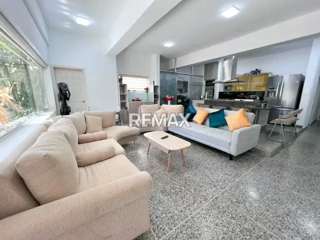 Casa actualizada y construcción en gris en venta en la Urbanización Coromoto, Zona D, San Francisco - 4