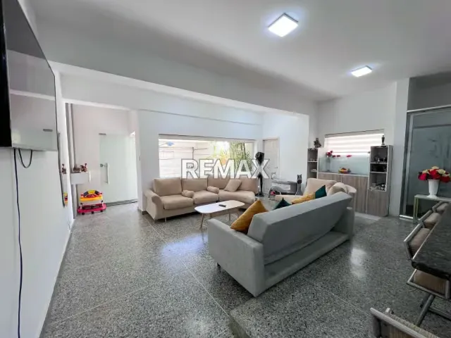Casa actualizada y construcción en gris en venta en la Urbanización Coromoto, Zona D, San Francisco - 5