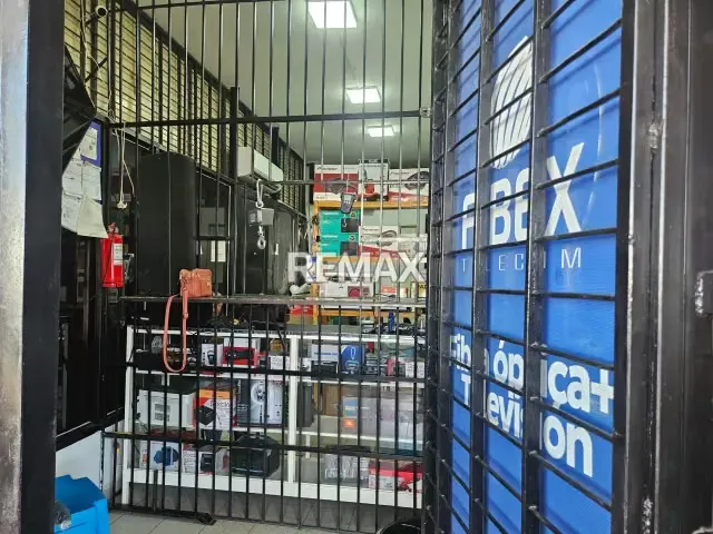 VENDO LOCAL COMERCIAL EXCELENTE UBICACIÓN - 4