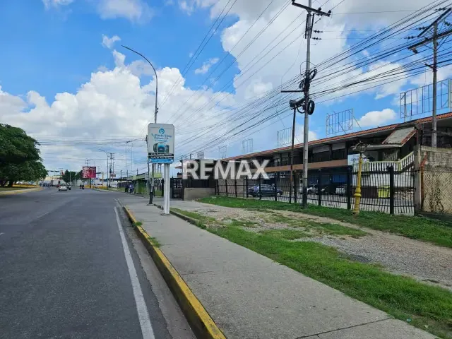 VENDO LOCAL COMERCIAL EXCELENTE UBICACIÓN - 10