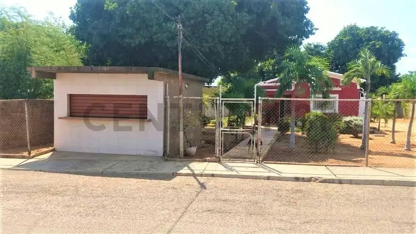 Casa con terreno amplio y local comercial, Sector El Peru, San Francisco Zulia
