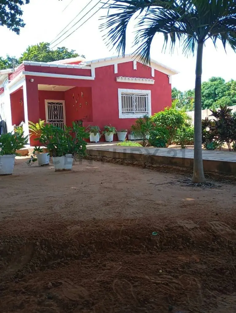 Casa con terreno amplio y local comercial, Sector El Peru, San Francisco Zulia - 2