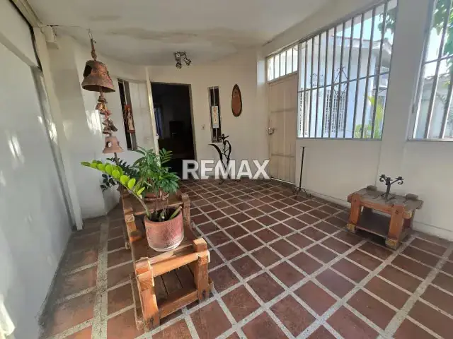 Amplia casa en venta amoblada