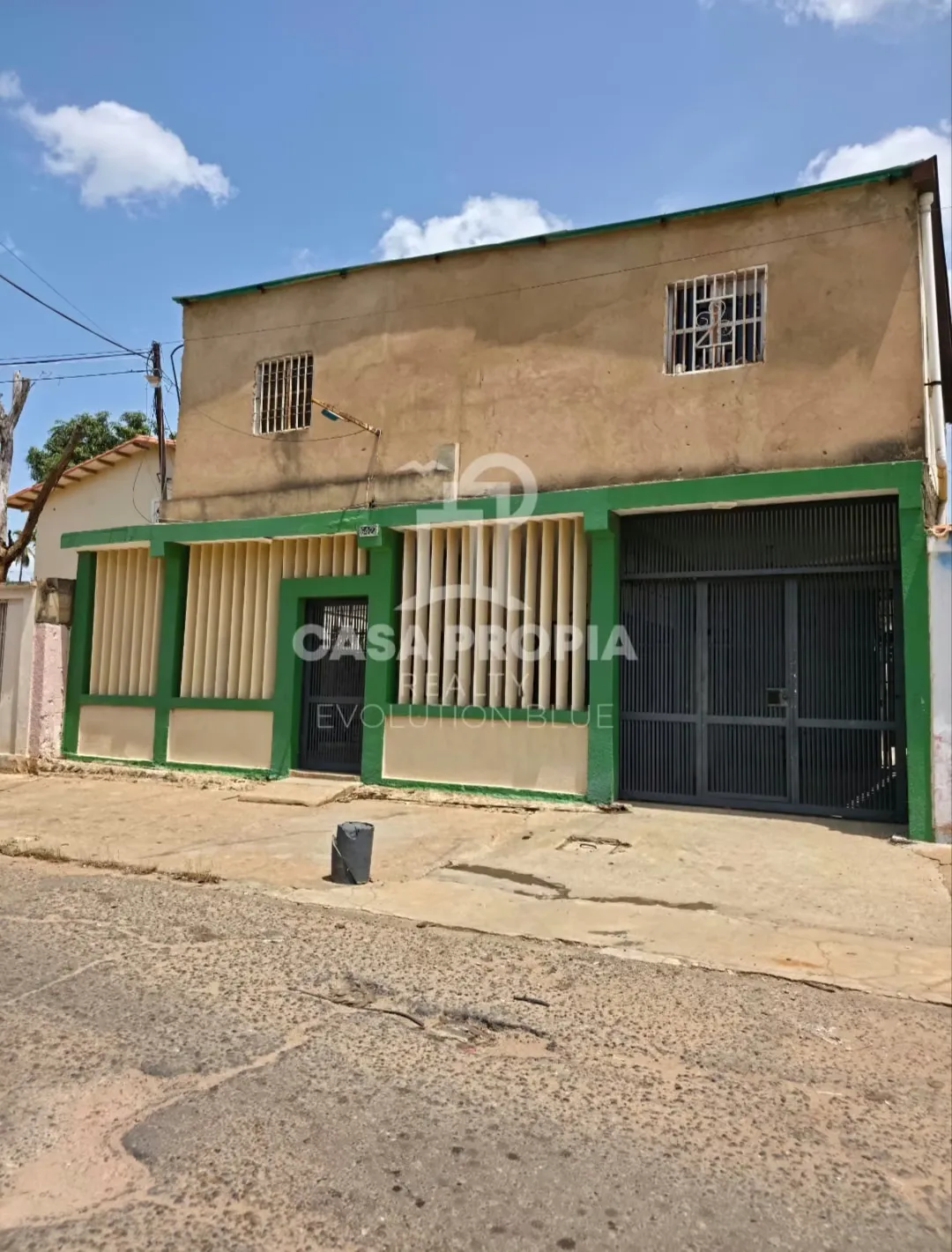 CASA COMERCIAL DE DOS PLANTAS EN VENTA