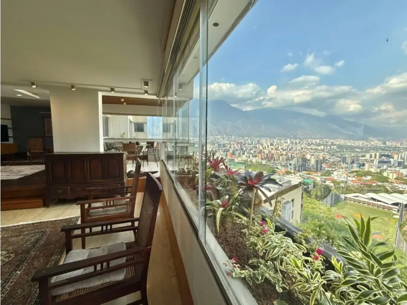 Se alquila apto 275 m2 3h+s/3.5b+s/3p Colinas de Valle Arriba