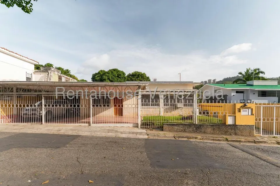 Casa (Multipes Niveles) en Venta en Prados del Este, Distrito Metropolitano