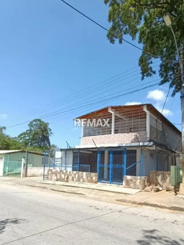 Casa Multifamiliar + 2 apartamento y terreno