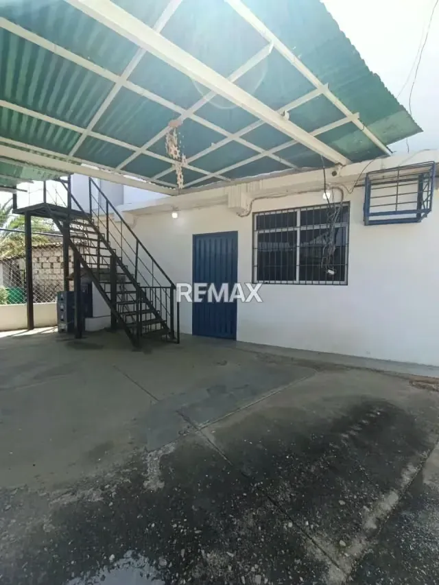 Casa Multifamiliar + 2 apartamento y terreno - 2
