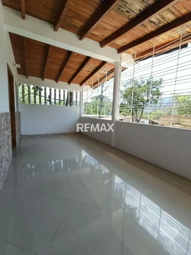 Casa Multifamiliar + 2 apartamento y terreno - 10