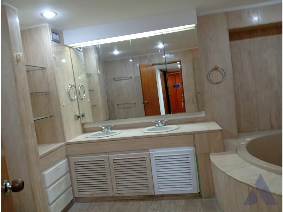 Alquilo fabuloso apartamento 411m2 5hab 6b 3p Los Chorros 9110 - 48