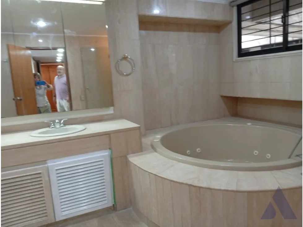 Alquilo fabuloso apartamento 411m2 5hab 6b 3p Los Chorros 9110 - 49