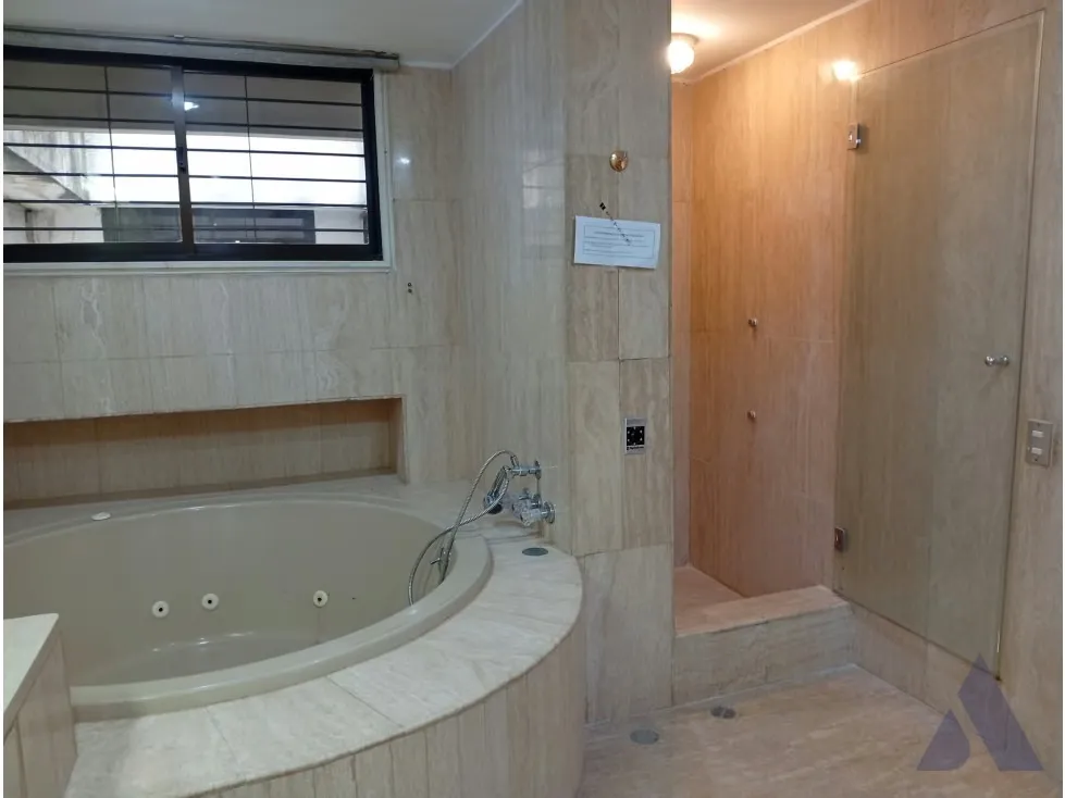 Alquilo fabuloso apartamento 411m2 5hab 6b 3p Los Chorros 9110 - 50