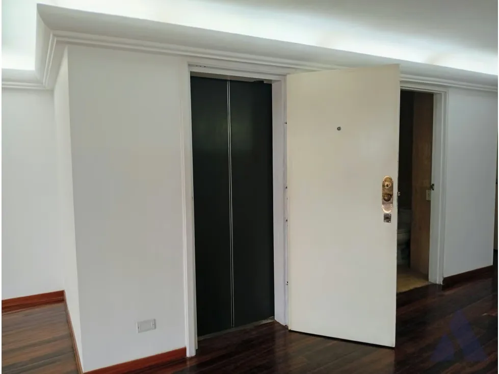 Alquilo fabuloso apartamento 411m2 5hab 6b 3p Los Chorros 9110 - 9
