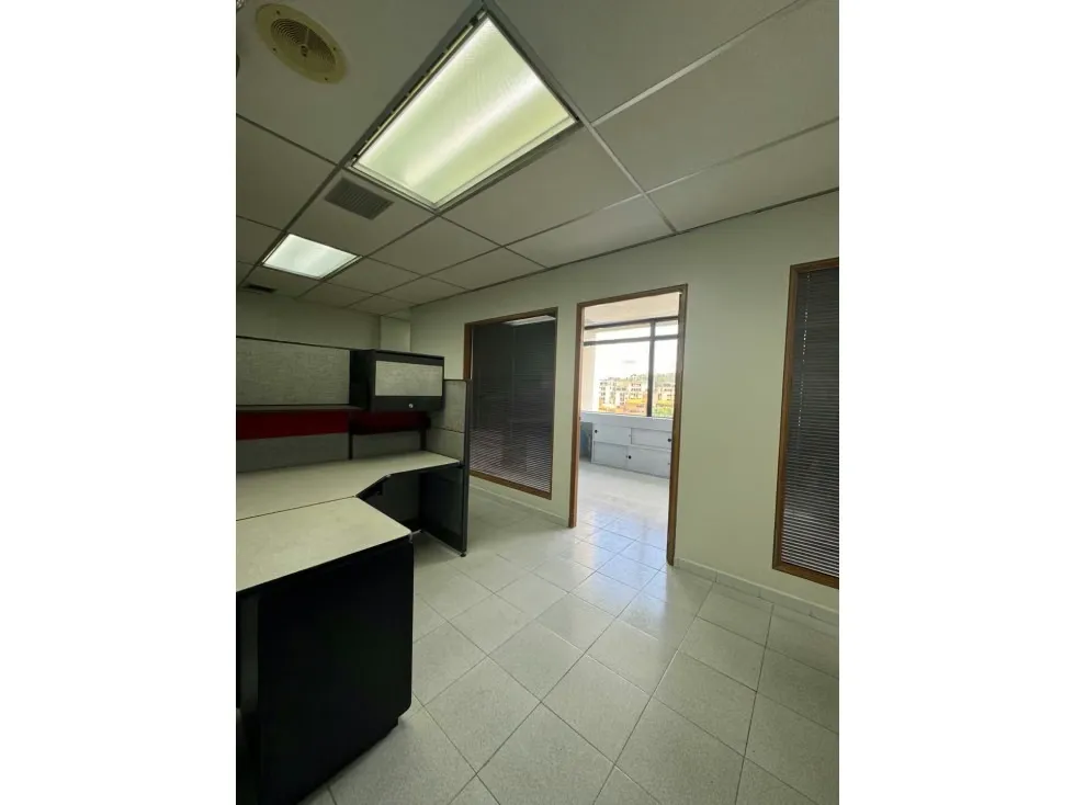 VENDO Y/O ALQUILO OFICINA CENTRO PROFESIONAL LOS SAMANES - 2