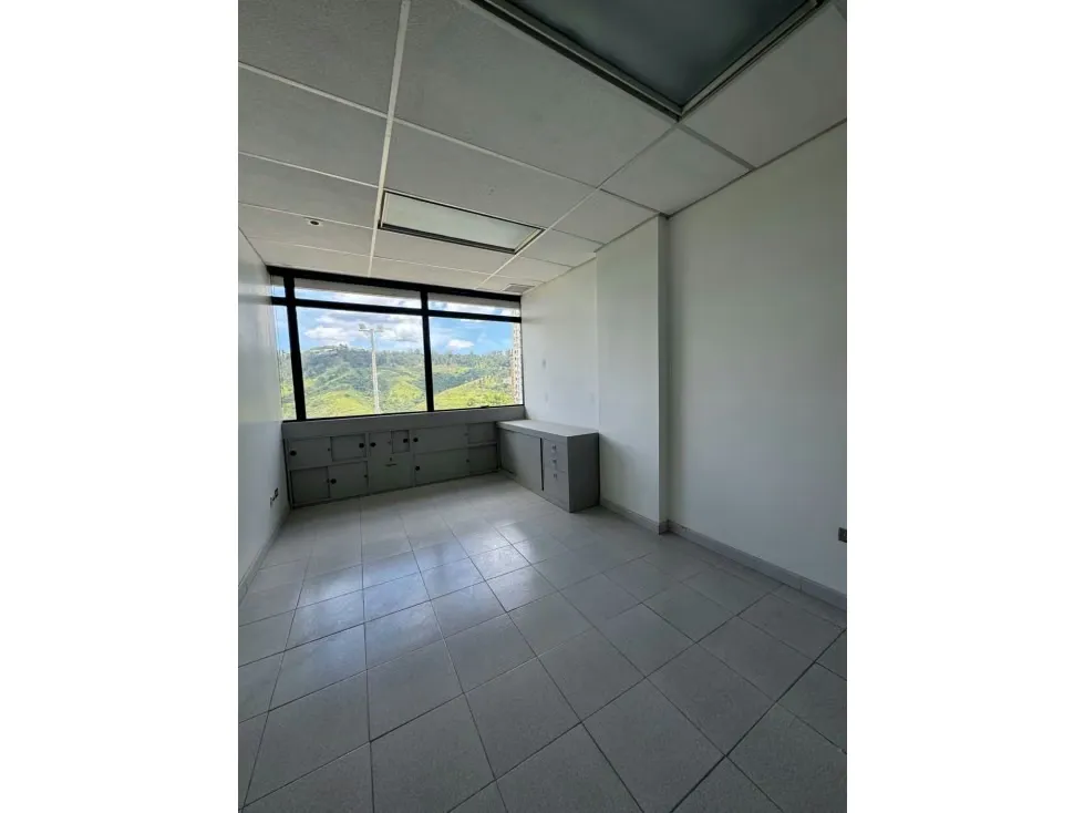 VENDO Y/O ALQUILO OFICINA CENTRO PROFESIONAL LOS SAMANES - 6